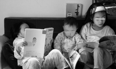 絵本を読む子供達