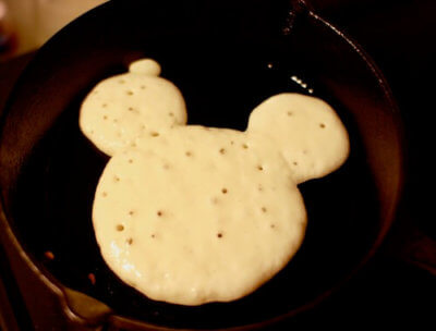ミッキーマウスの形にパンケーキを焼く