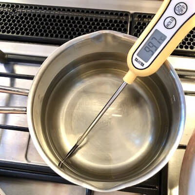 鍋で加熱する油